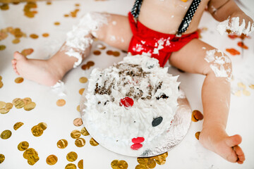 Obraz na płótnie Canvas the child's feet are soiled, in a nearby cake