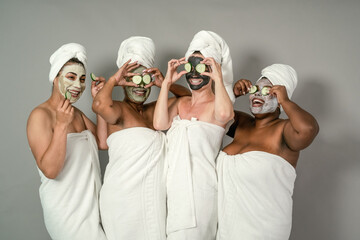 Heureuses femmes multiraciales ayant une journée de spa pour les soins de la peau - Concept de soins personnels