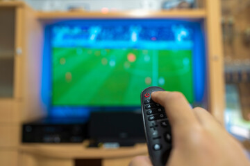 Poniendo un partido de futbol en la televisión. © josfor