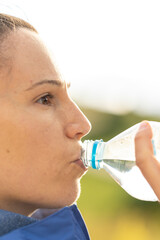 Chica bebiendo agua.