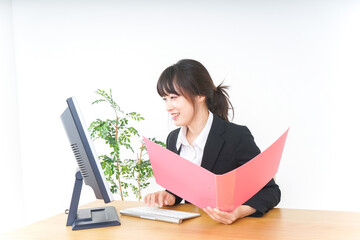 オフィスでデスクワークをするビジネスウーマン