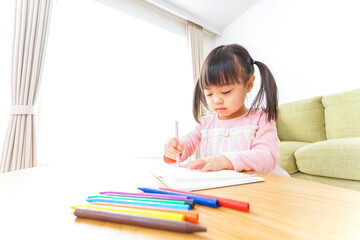 お絵かきをする子ども・教育イメージ