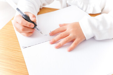 ひとりで勉強をする子ども