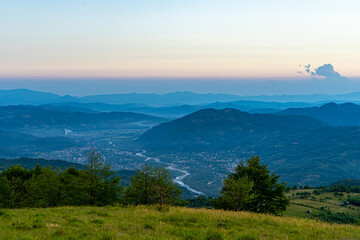 Obraz premium Sunset panoramic view of River Teresva and Dubove village from Apetska mountain, Carpathians mountains, Ukraine.