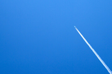 青空と飛行機雲  北海道美瑛町