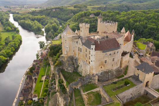 Vue a&eacute;rienne du ch&acirc;teau de Beynac 