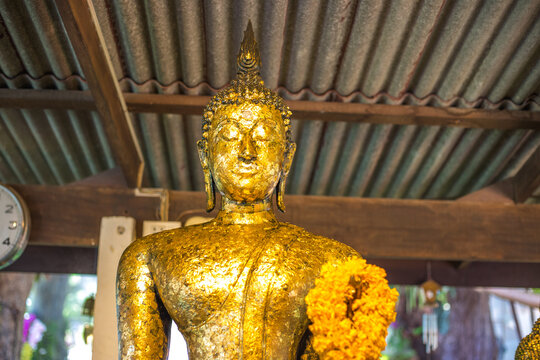 Background of old Buddha statues in Thai religious attractions in Chonburi Province, allowing tourists to study their history and take public photos.