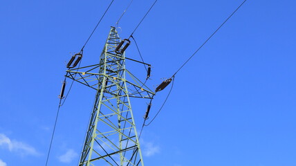 słup energetyczny na niebieskim tle. electric pole