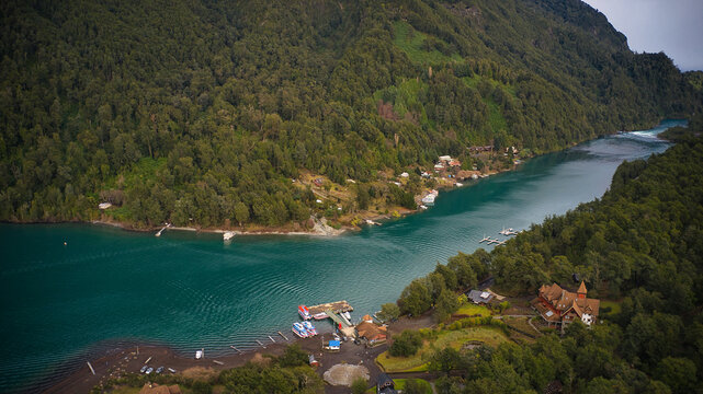 R&iacute;o Petrohue y lago todos Los Santos, cierra de Santo Domingo en Parque Nacional Vicente Perez Rosales, Chile