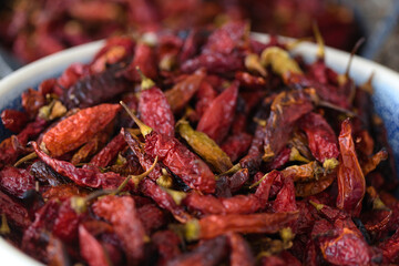 Ajíes secos en bandeja. 