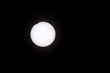 Fototapeta na wymiar Partielle Sonnenfinsternis 10. 06. 2021, gegen Ende 13.30 h, Südniedersachsen, Deutschland