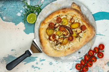 Pizza Bianco mit Oktopus Garnelen und Kartoffeln 
