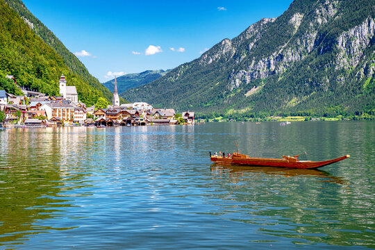 Hallstatt am Hallst&auml;tter See im Salzkammergut mit Nachen, Ober&ouml;sterreich, &Ouml;sterreich