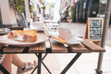 Stück Kuchen mit Tasse Kaffee.Strassencafe.
