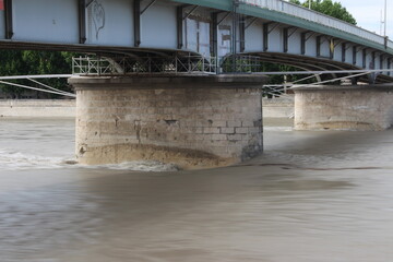 pont au dessus d'un fleuve