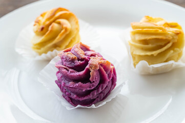 白い皿の上のスイートポテト