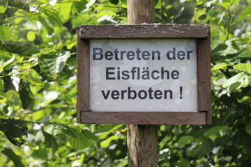 Schild am Seeufer " Betreten der Eisfläche verboten".