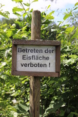 Schild am Seeufer 