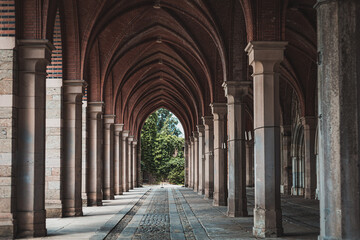 Obraz premium inner courtyard of the castle, architecture with columns and arches