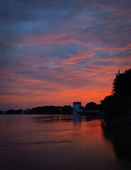 Naklejka premium A sunset was captured from a riverbank in Prayagraj, Uttar Pradesh. River Ganga was glittering.