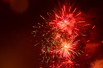 Desenho randômico causado por fogos de artificio  