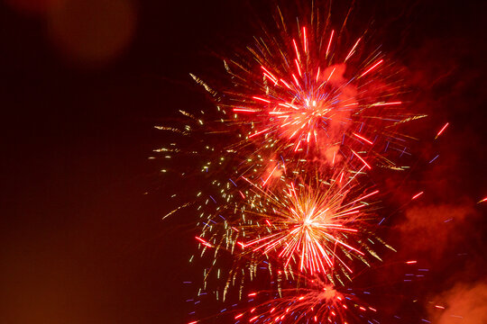 Fumo E Fogos-de-artifício Da Mostra Do Fogo Do Mundo Da água Dos Estúdios  Universais Imagem Editorial - Imagem de paisagem, extremo: 105020345