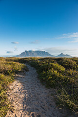 Zandpad dat leidt naar de Tafelberg en Signal Hill, gezien vanaf Sunset Beach - Kaapstad - Westkaap - Zuid-Afrika