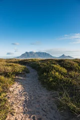 Foto op Plexiglas Tafelberg Zandpad dat leidt naar de Tafelberg en Signal Hill, gezien vanaf Sunset Beach - Kaapstad - Westkaap - Zuid-Afrika