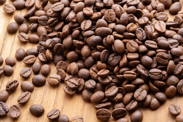 Fototapeta premium Raw and roasted coffee beans