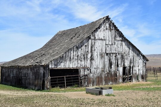 Old Barn near Bakersfield, Califoronia