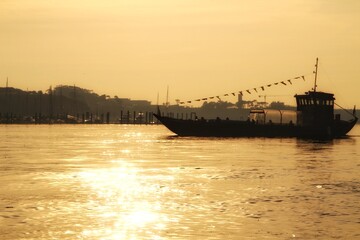 Obraz premium Typical portuguese boats called Rabelos crossing the Douro River