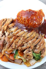 Chinesische Ente mit Gemüse und Reis.