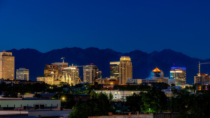 Obraz premium Salt Lake City skyline at night with street lights on