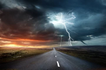 Poster Im Rahmen Wettervorhersage und extreme Bedingungen. Am späten Nachmittag formiert sich ein heftiger Sturm. Fotokomposit zum Klimawandel. © James Thew