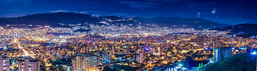Fototapeta na wymiar Medellín night