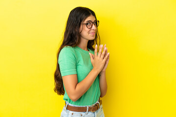 Young caucasian woman isolated on yellow background scheming something