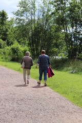 Senioren beim Spaziergang am Seeufer.