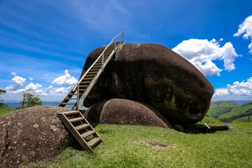 Linda pedra do porquinho com vista para natureza.