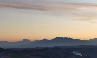 Montagne dell’Appennino valli e campi coltivati al tramonto
