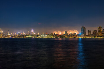 Naklejka premium Fireworks celebration of July 4th with the famous Manhattan skyline