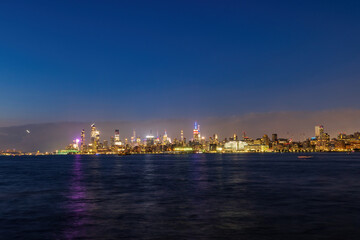 Fototapeta na wymiar Night view of the famous Manhattan skyline