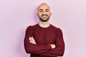 Obraz premium Young bald man wearing casual clothes happy face smiling with crossed arms looking at the camera. positive person.
