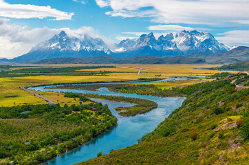 Torres del Paine nationaal parklandschap met Cuernos del Paine-pieken en Serrano-rivier dichtbij Puerto Natales, Patagonië, Chili.