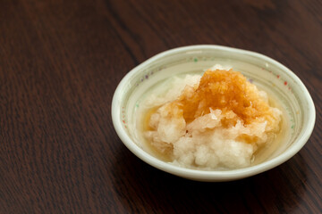 醤油がかかった大根おろし