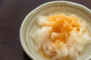 ポン酢醤油がかけられた大根おろし