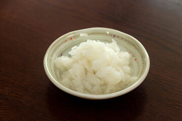小皿に盛られた大根おろし