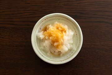 醤油がかけられた大根おろし