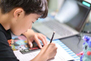 子供部屋で勉強をする男の子
