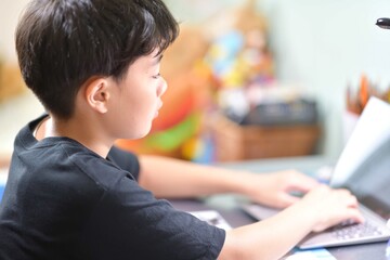 
子供部屋で勉強をする男の子
