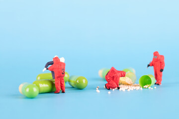 The miniature biochemical puppets of the capsule medicine rupture are being investigated